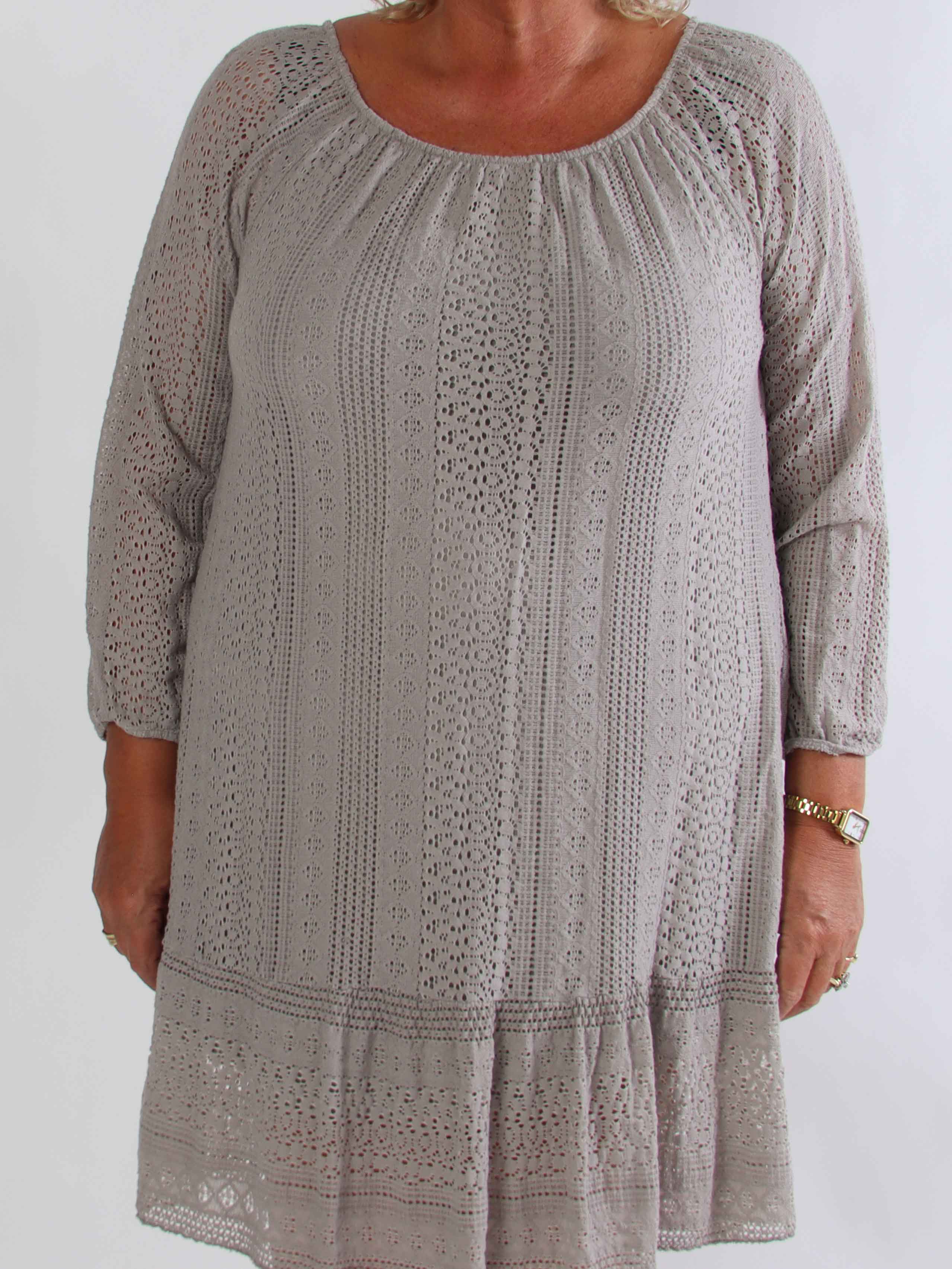 Galateia Long Sleeve – Feminin plus size klänning i mjuk bomullsspets